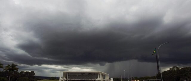 planalto_nuvens_negras