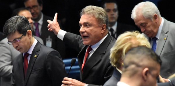 alvaro dias fim do foro