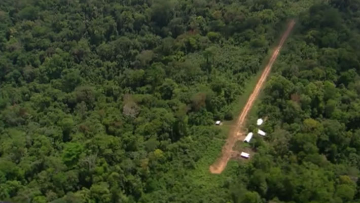 3-Sobrevoo-mostra-ao-menos-12-pistas-e-diversas-areas-de-garimpo-na-Renca