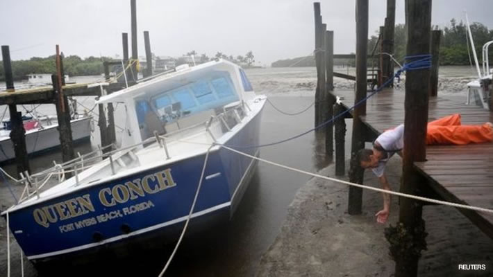 O mar secou por que a água se retrai antes da chegada de um furacão