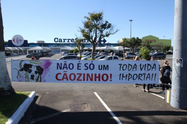 Protesto no Carrefour de Campinas, contra morte de cachorro em Osasco