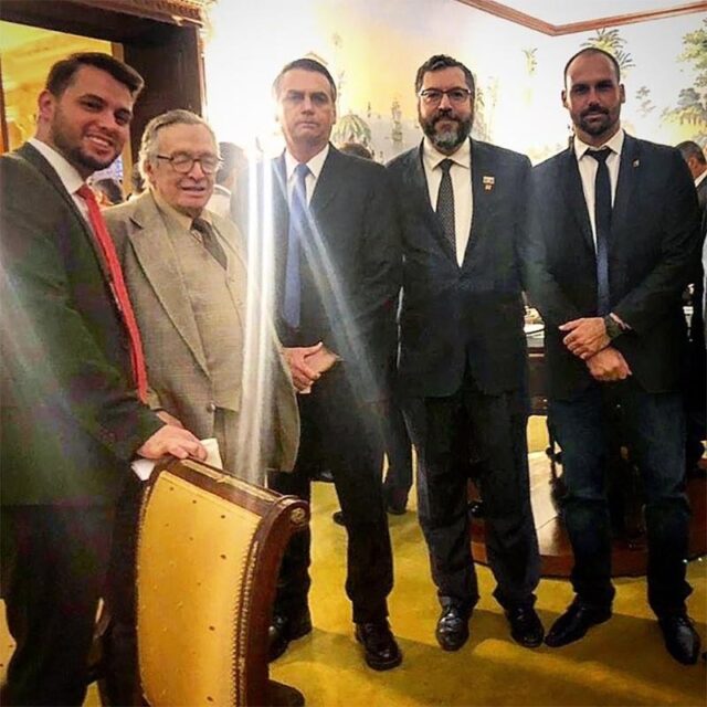 o-assessor-filipe-martins-olavo-de-carvalho-o-presidente-jair-bolsonaro-o-chanceler-ernesto-araujo-e-o-deputado-eduardo-bolsonaro-em-jantar-em-washington-1552869000299_v2_800x800