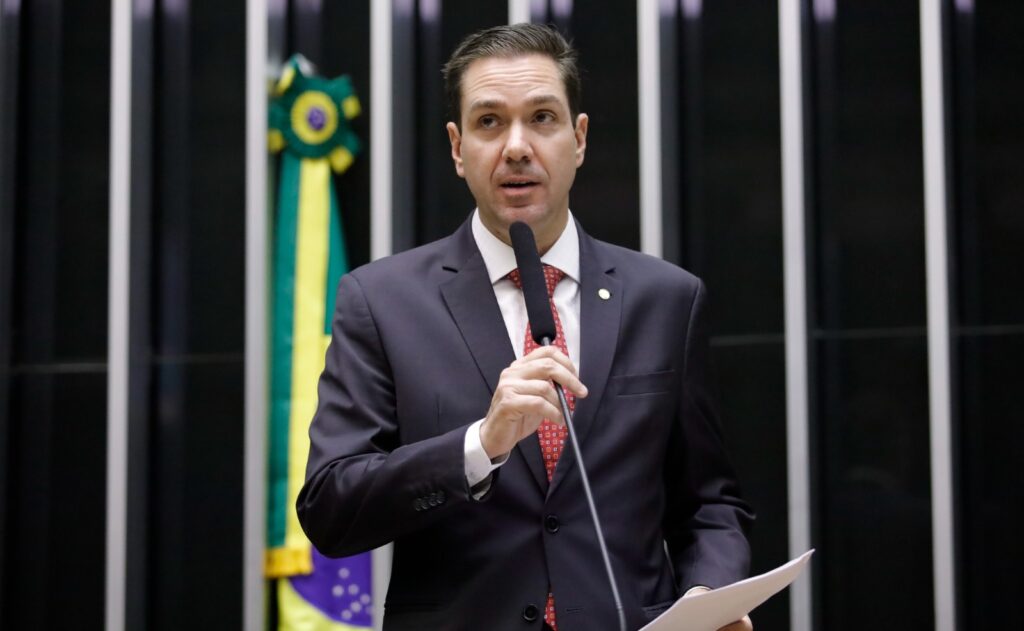 Eduardo Bismarck destaca legado no turismo do Ceará e expansão da malha aérea em retorno à Câmara